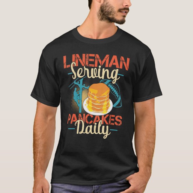 Camiseta Lineman Serving Pancakes Funny Football Player (Anverso)