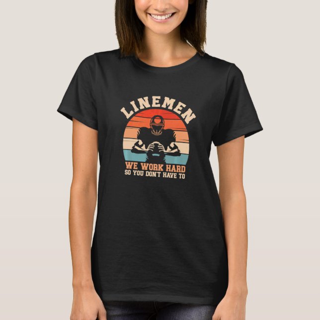 Camiseta Lineman We Work Hard So You Dont Have To American  (Anverso)