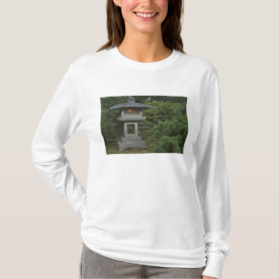 Camiseta Linterna de piedra iluminada en el jardín japonés