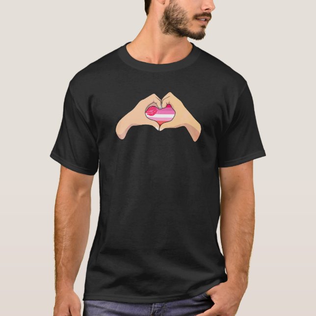 Camiseta Lipstick Lgbtq Bandera Orgullo Mano Rótulo Corazón (Anverso)