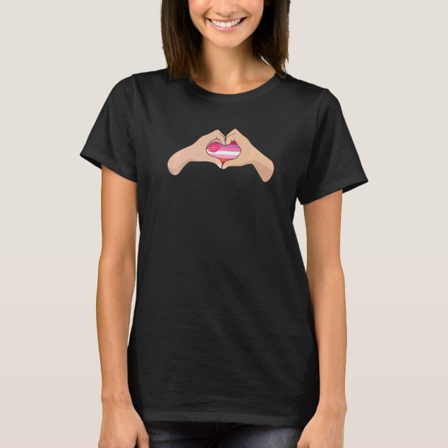 Camiseta Lipstick Lgbtq Bandera Orgullo Mano Rótulo Corazón (Anverso)