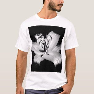 Camiseta Lirio plateado: Elegancia floral monocroma.