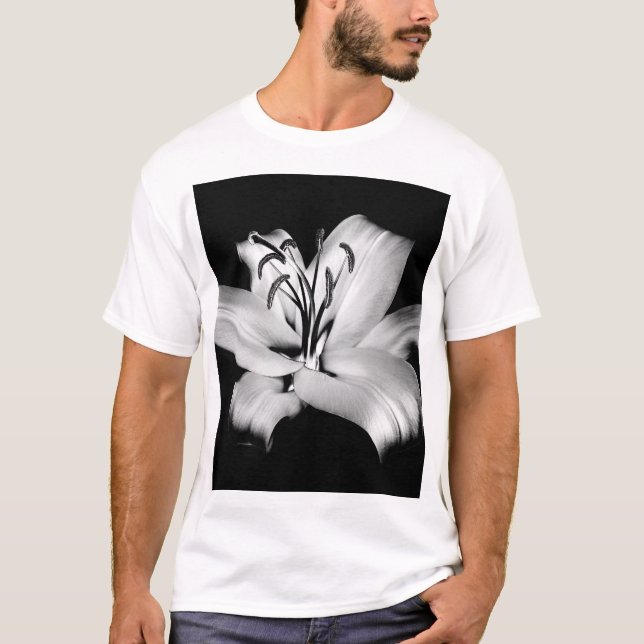 Camiseta Lirio plateado: Elegancia floral monocroma. (Anverso)