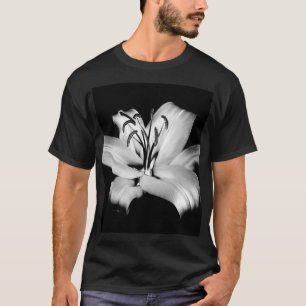 Camiseta Lirio plateado: Elegancia floral monocroma.