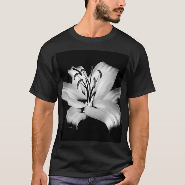 Camiseta Lirio plateado: Elegancia floral monocroma. (Anverso)