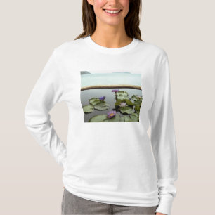 Camiseta Lirios de agua en la charca por el océano