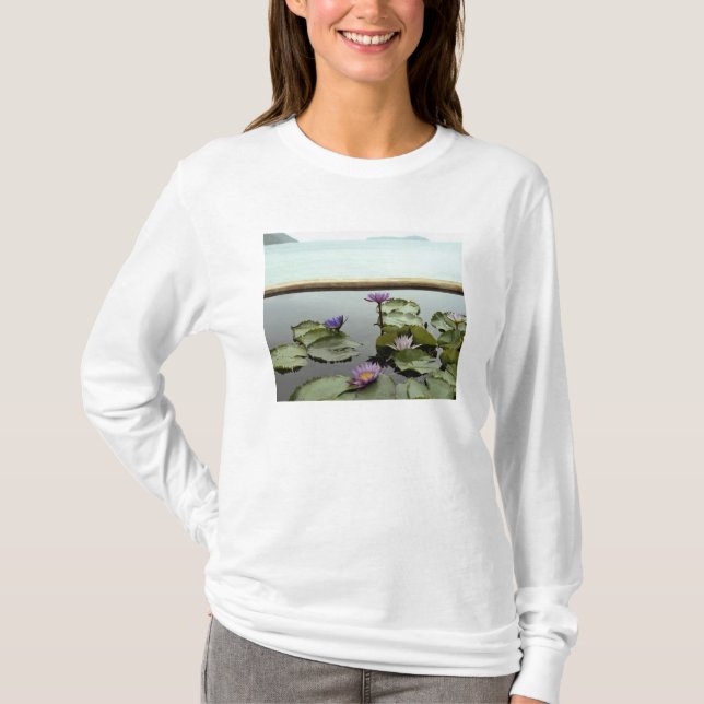 Camiseta Lirios de agua en la charca por el océano (Anverso)