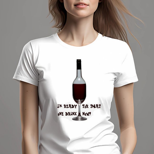 Camiseta Listo Para Una Bebida (T-shirt with wine bottle and glass on female model)