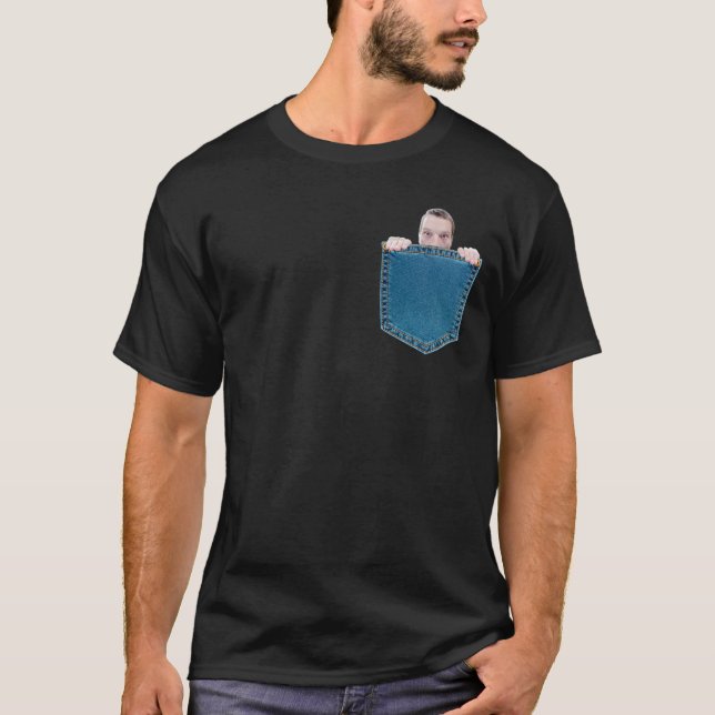 Camiseta Little Guy Peeking Out Of Fake Pocket (Anverso)