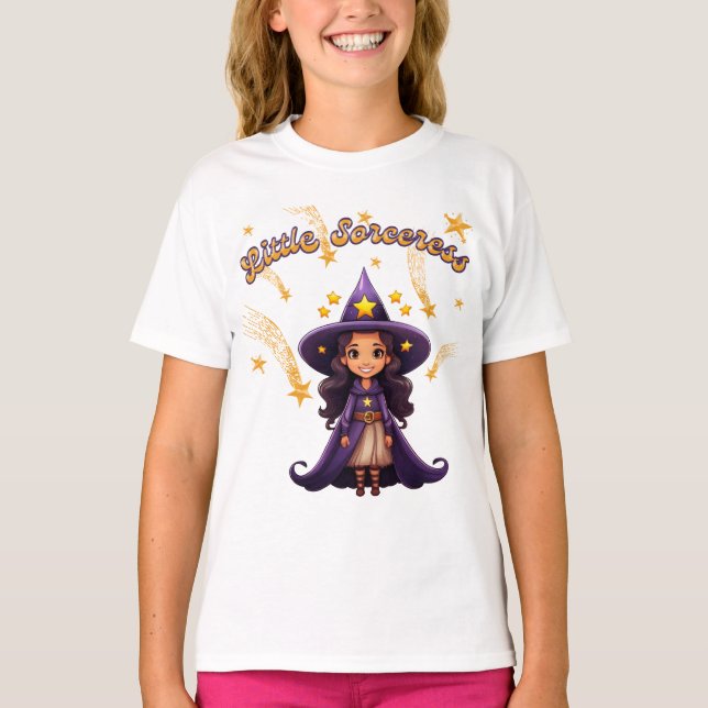Camiseta Little Sorceress – Kids’ Halloween T-Shirt (Anverso)