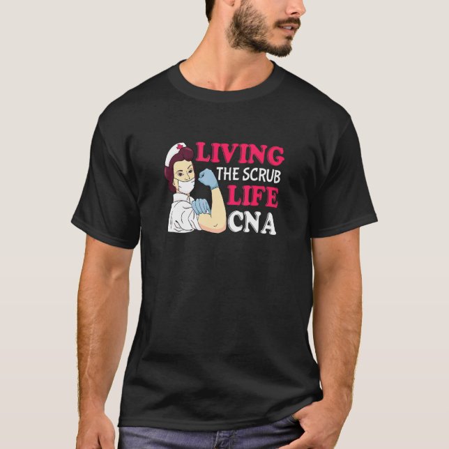 Camiseta Living The Scrub Life Cna Certified Nurse Assistan (Anverso)