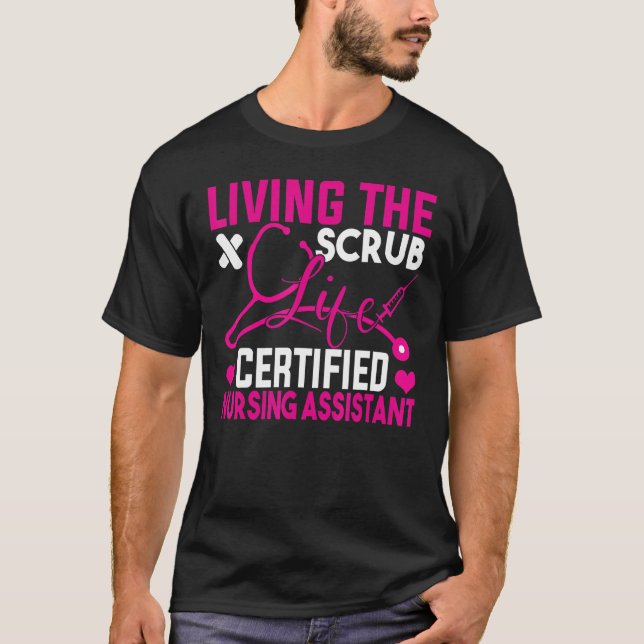 Camiseta Living The Scrubs Life Certified Enfermería Assist (Anverso)