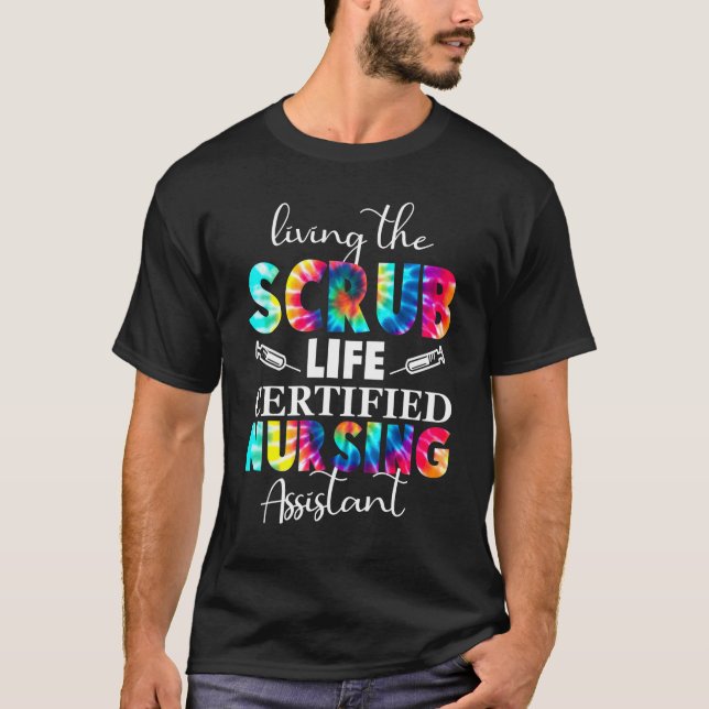 Camiseta Living The Scrubs Life Certified Enfermería Assist (Anverso)