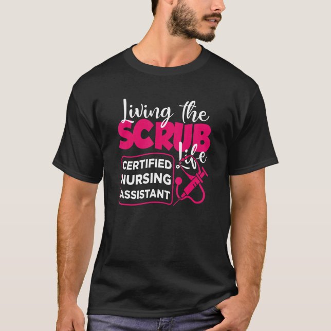 Camiseta Living The Scrubs Life Certified Enfermería Assist (Anverso)