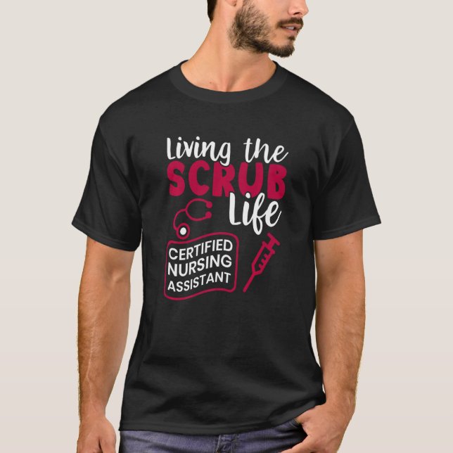 Camiseta Living The Scrubs Life Certified Enfermería Assist (Anverso)