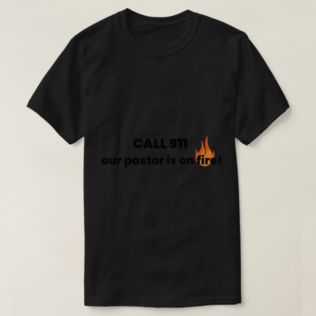 Camiseta ¡Llama Al 911_ Nuestro Pastor Está En Fuego! (Diseño del anverso)