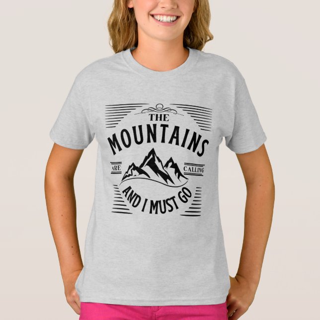 Camiseta LLAMAN LAS MONTAÑAS Y DEBO IR (Anverso)
