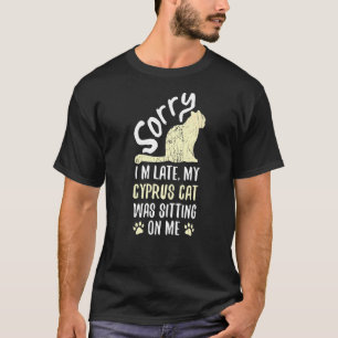 Camiseta Llego tarde, mi gato de Chipre estaba sentado sobr