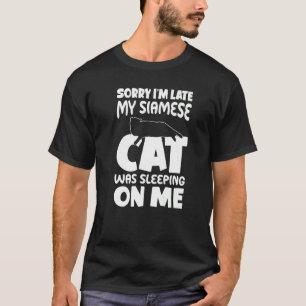 Camiseta Llego tarde, mi gato me durmió en un gato siamés