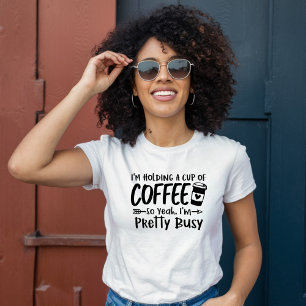 Camiseta Llevando una copa de café, estoy ocupado Bonito
