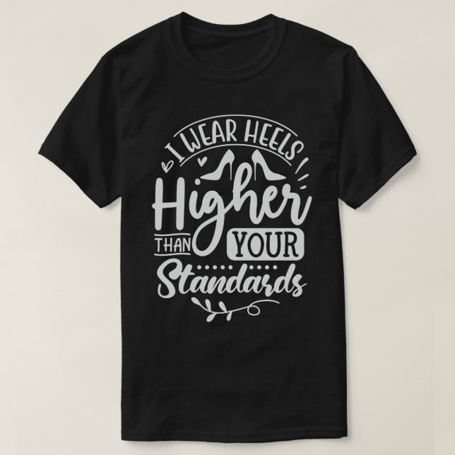 Camiseta Llevo tacones más altos que tus estándares (Diseño del anverso)