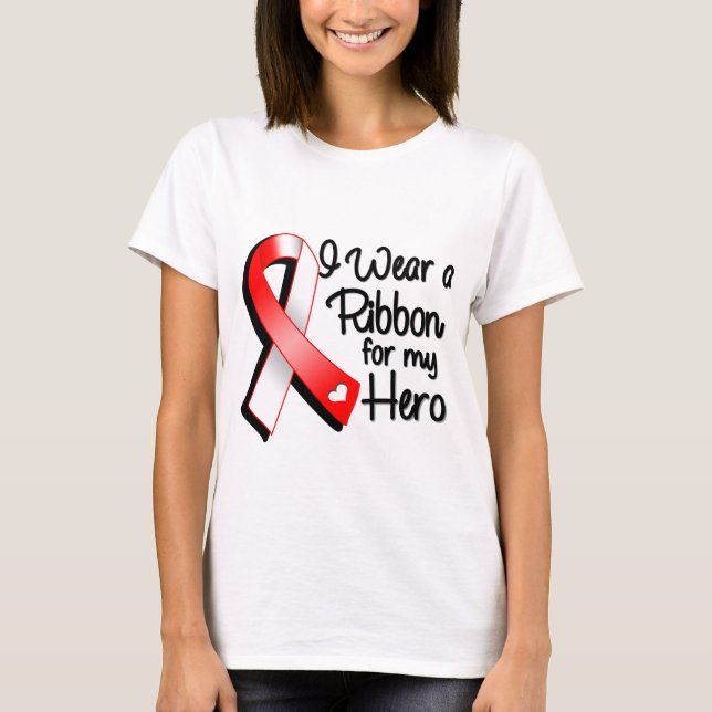 Camiseta Llevo una cinta roja y blanca para mi héroe (Anverso)