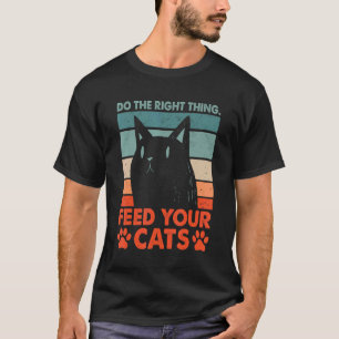 Camiseta Lo correcto es alimentar a tus gatos Dichos de ama