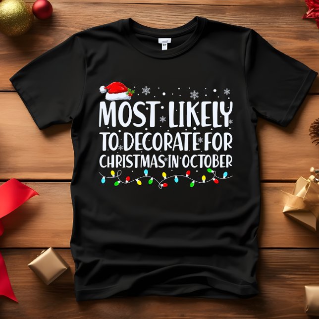 Camiseta Lo más probable es que decoren a los Navidades en  (MOST LIKELY TO DECORATE FOR CHRISTMAS IN OCTOBER MATCHING FUNNY T-SHIRT FOR HOLIDAY SEASON)