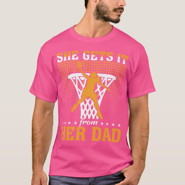Camiseta Lo Obtiene De Su Chica De Baloncesto De Papá (Anverso)