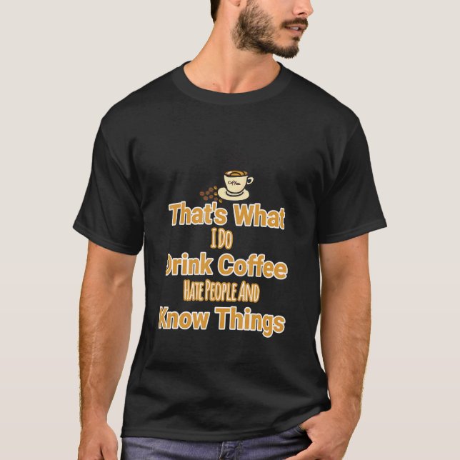 Camiseta Lo Que Bebo Café Odio A La Gente Y Sé Cosas (Anverso)
