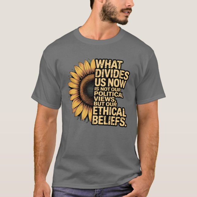CAMISETA LO QUE NOS DIVIDE AHORA NO SON NUESTRAS OPINIONES  (Anverso)