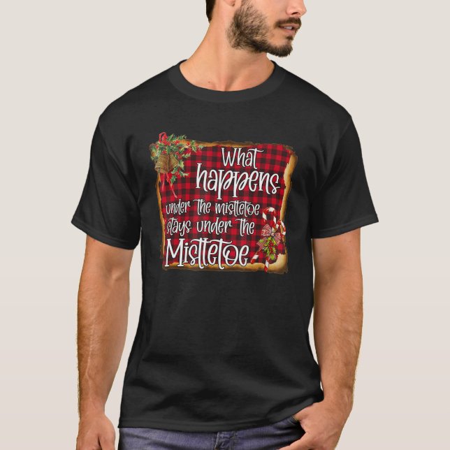 Camiseta Lo Que Sucede Bajo El Mistletoe Permanece Bajo El  (Anverso)