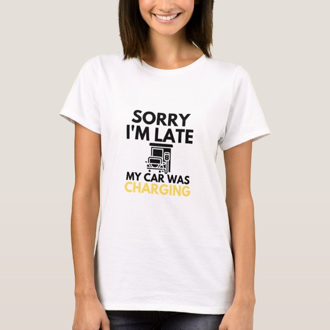 Camiseta Lo siento estoy atrasado mi auto cargaba EV Electr (Anverso)