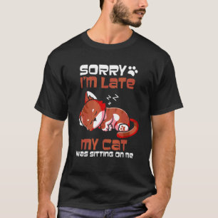 Camiseta Lo siento llego tarde mi gato estaba acostado sobr