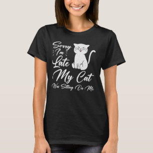 Camiseta Lo siento llego tarde mi gato estaba sentado sobre