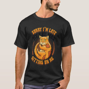 Camiseta Lo siento llego tarde mi gato estaba sentado sobre