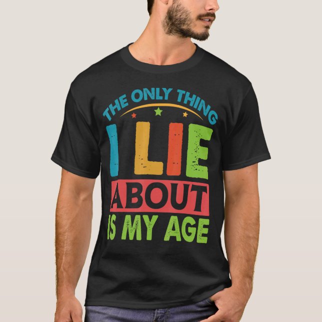 Camiseta Lo Único De Lo Que Mentir Son Mis Chistes De Edad  (Anverso)