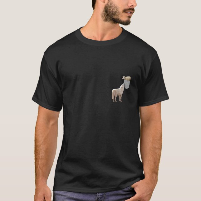 Camiseta Lobo Alcanzando Oveja En Su Falsa Bolsa Divertida (Anverso)