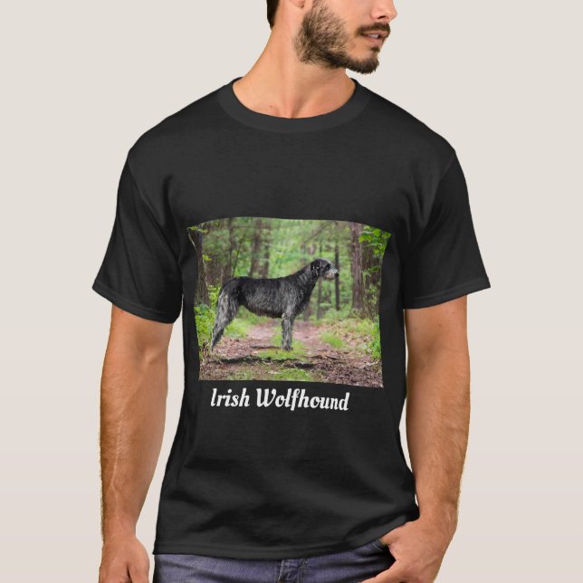 Camiseta Lobo negro irlandés posando en el bosque  (Anverso)