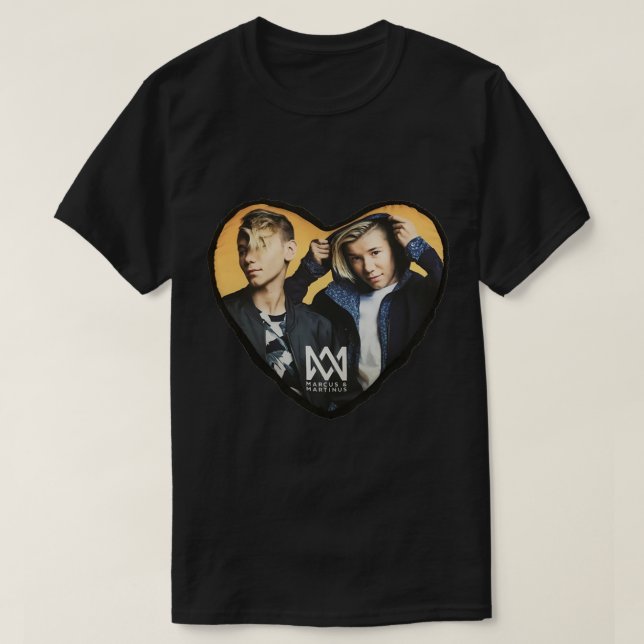 Camiseta Logo De Marcus Y Martinus Copia Esencial De Camise (Diseño del anverso)
