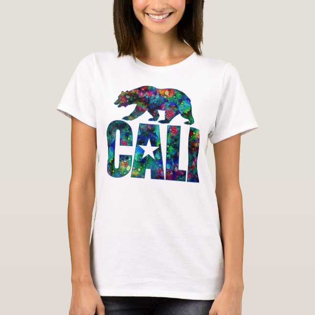 Camiseta Logotipo Cali Tie-Dye y oso pardo (Anverso)