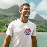 Camiseta Logotipo de bolsillo de la familia de Personalizad<br><div class="desc">Guay combina camisetas de vacaciones familiares para que un padre,  una madre,  una hermana y un hermano se pongan en un crucero por la isla. Delante de una puesta de sol en la playa rosa de bonito hay bonitas palmeras. Perfecto personalizado para su viaje de verano al mar.</div>