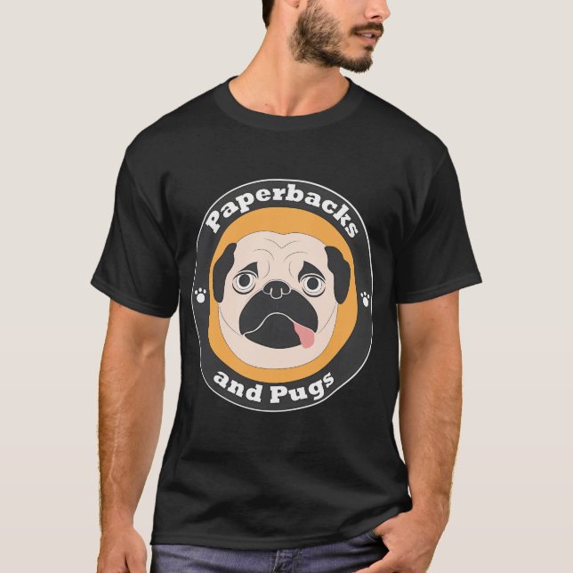 Camiseta logotipo de David Sodergren Paperbacks and Pugs (Anverso)