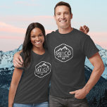 Camiseta Logotipo de montaña para esquiar de vintage Aspen<br><div class="desc">Esta camiseta personalizado presenta un logotipo de estilo rústico vintage con una montaña cubierta de nieve y postes rústicos de esquí. Añade tu texto personalizado - SKI CO, SKI VT, SKI CA, etc y tu montaña de esquí favorita. También hay espacio para tu nombre o iniciales. ¡Ideal para vestirse bajo...</div>