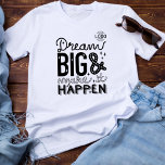 Camiseta Logotipo Dejando que el sueño sea un gran negocio<br><div class="desc">¿Estás a la altura de ser audaz y hacer algo grande? Entonces esta camisa es perfecta para ti. Un buen recordatorio de que los sueños se hacen realidad con trabajo duro y determinación. Inspiradora línea de arte con letras divertidas originales palabras de motivación Dream Big y Make it Happen en...</div>