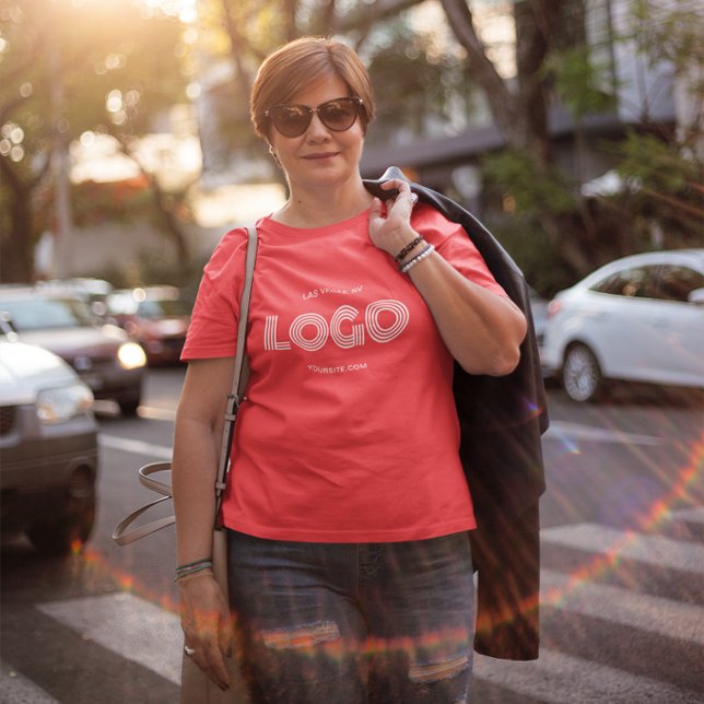 Camiseta Logotipo rectangular moderno rojo y blanco (Red and White Modern Rectangular Logo T-Shirt)