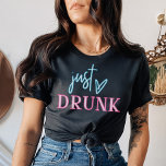 Camiseta LOLA Borracho enamora recién borracho Neon Bachelo<br><div class="desc">Esta camiseta de la soltera "recién borracha" tiene letras inspiradas en el neón en rosa y azul. Empareje este té con la camisa de novia 'borracha de amor' para un cohesivo evento de soltera. 💜 Colores editables! Haga clic en 'editar diseño' para crear sus propios colores.</div>
