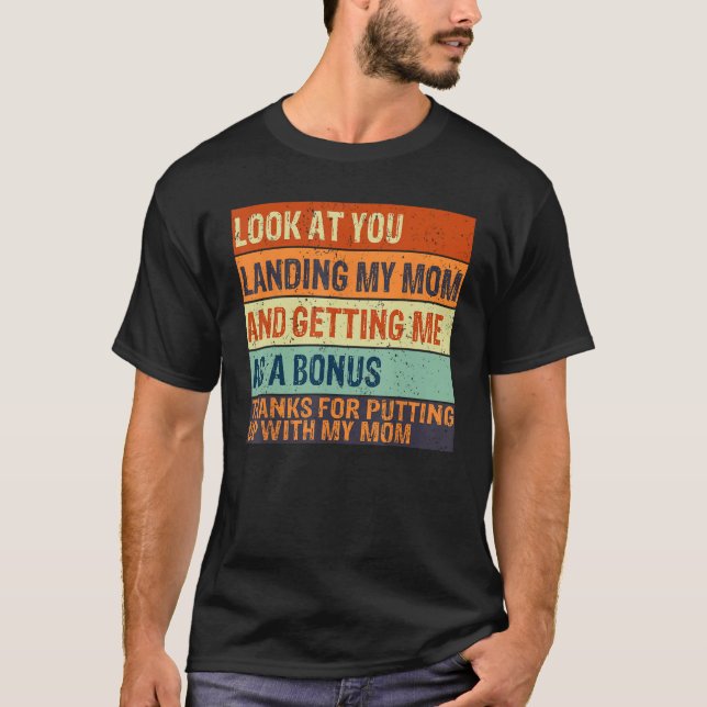 Camiseta Look At You Landing My Mom And Getting Me As A Bon (Anverso)