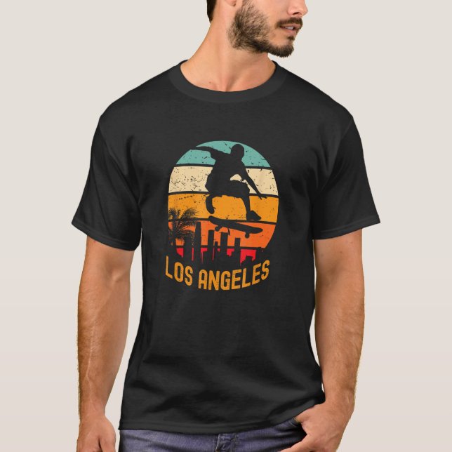 Camiseta Los Angeles with skateboarder flying above with re (Anverso)