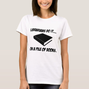 Camiseta Los bibliotecarios lo hacen... en una pila de libr